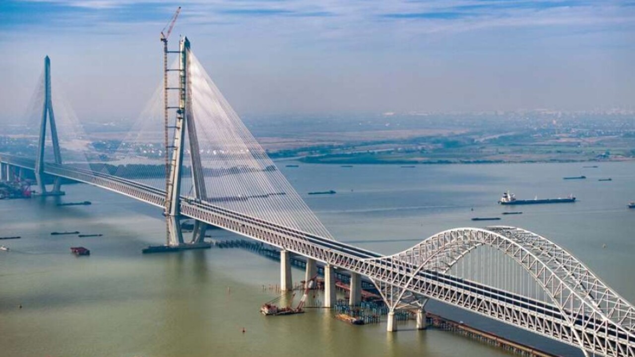 China inaugura el puente atirantado más largo del mundo