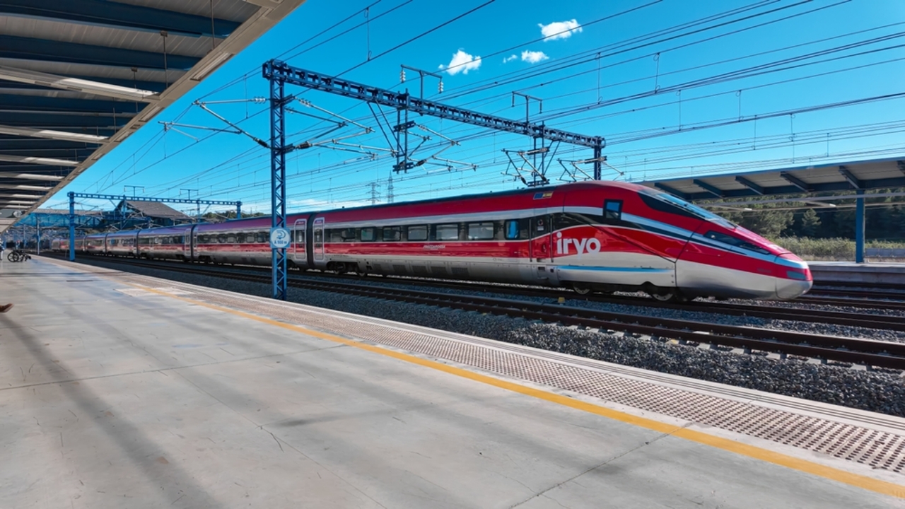 Transportes analiza en Italia la compra de trenes de alta velocidad para reforzar la flota de Renfe