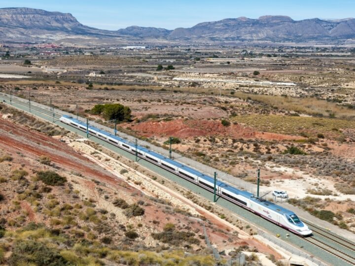 Adif impone nuevas limitaciones de velocidad en las líneas Madrid-Barcelona y Madrid-Valencia ante las quejas de los maquinistas y el estado de la infraestructura