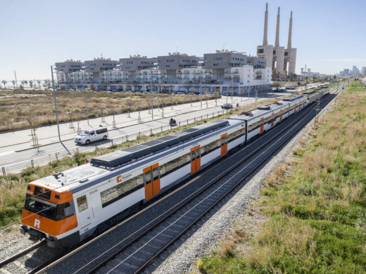 Rodalies retoma parcialmente el servicio en Cataluña entre el caos, nuevas incidencias y críticas políticas a la gestión ferroviaria