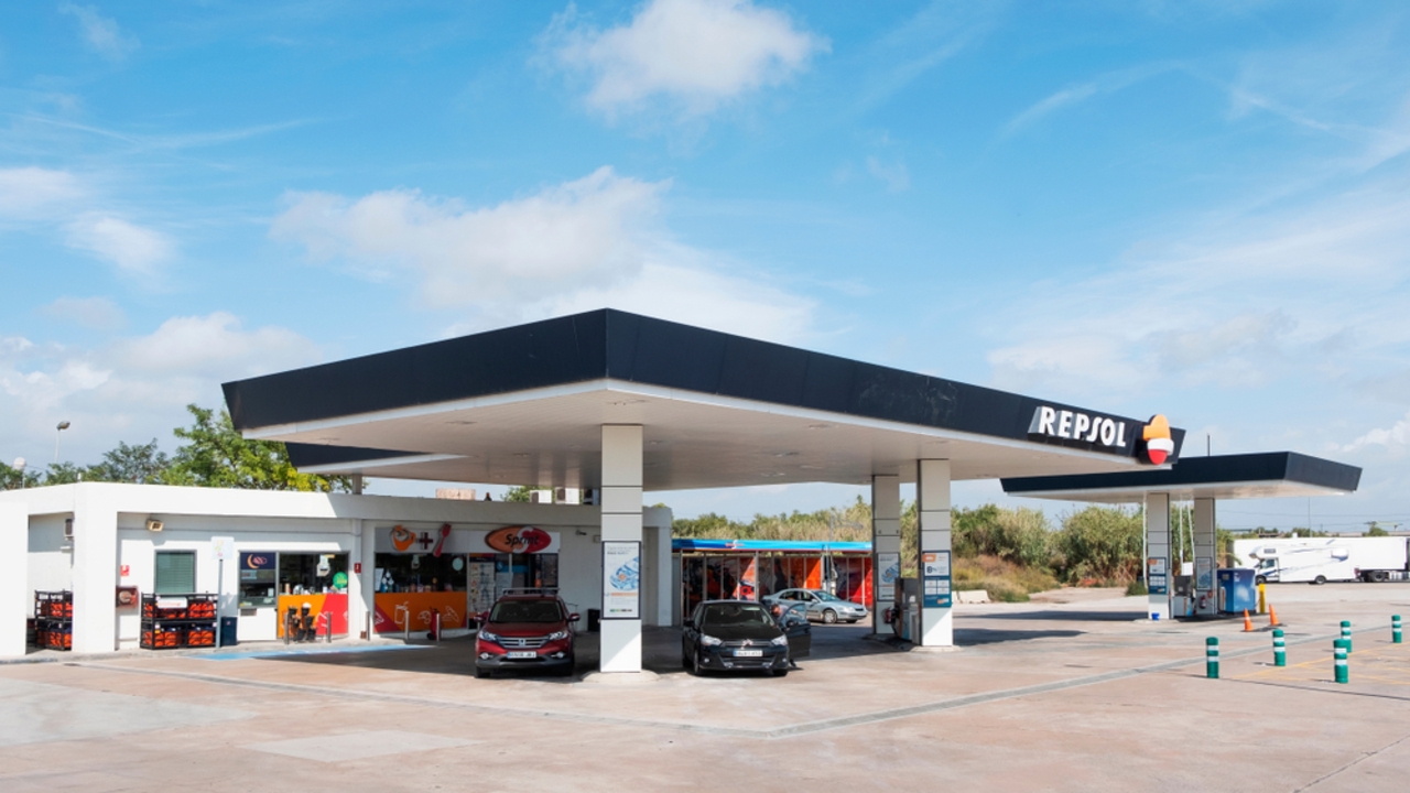 La CNMC impone una multa histórica a Repsol y veta temporalmente a varias de sus filiales de los contratos públicos