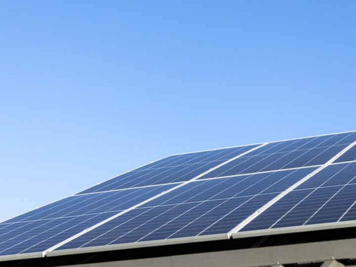 Una lámina desarrollada en Sevilla permite a los paneles solares generar electricidad con el impacto de la lluvia y prolonga su vida útil