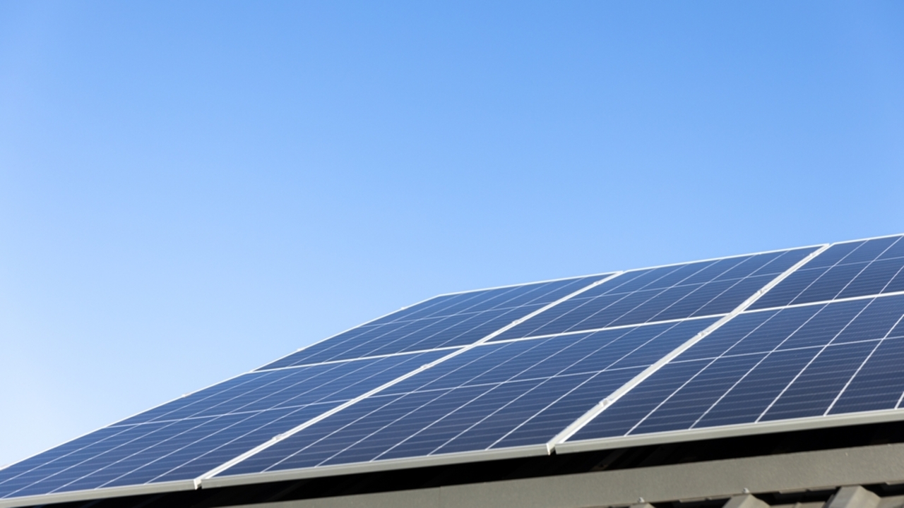 Una lámina desarrollada en Sevilla permite a los paneles solares generar electricidad con el impacto de la lluvia y prolonga su vida útil