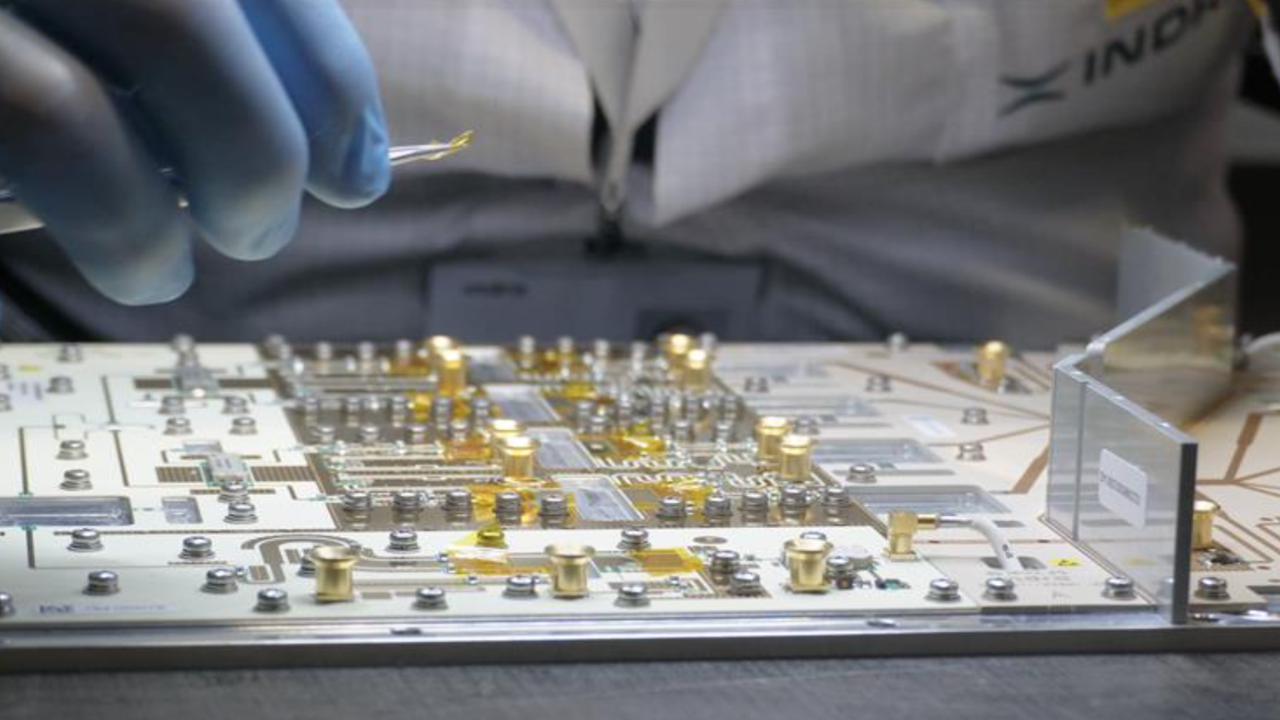 Indra y Maxwell sellan una alianza estratégica para reforzar capacidades de ingeniería avanzada en microelectrónica y radiofrecuencia