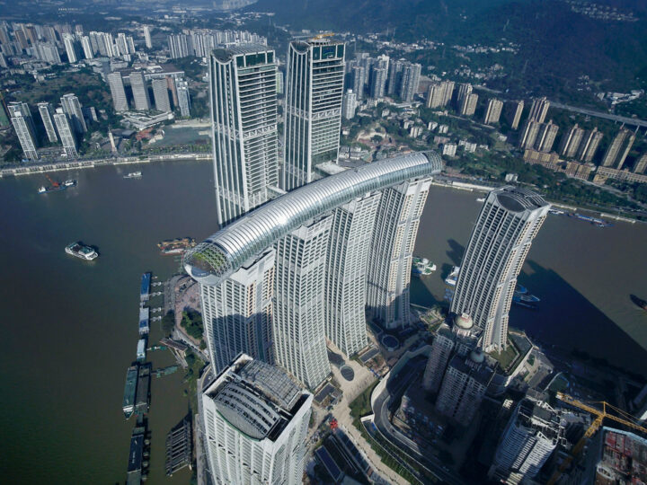 China asombra al mundo con una ciudad vertical conectada por un rascacielos horizontal