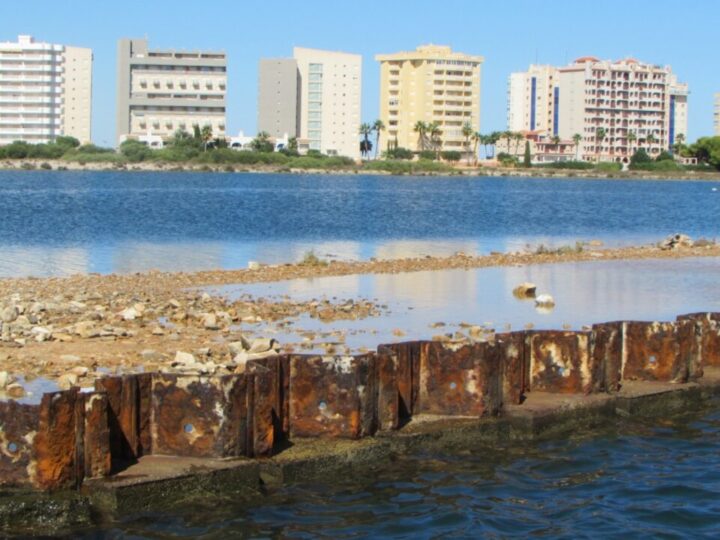 Puerto Mayor encara su desmantelamiento definitivo tras medio siglo de bloqueo en La Manga del Mar Menor