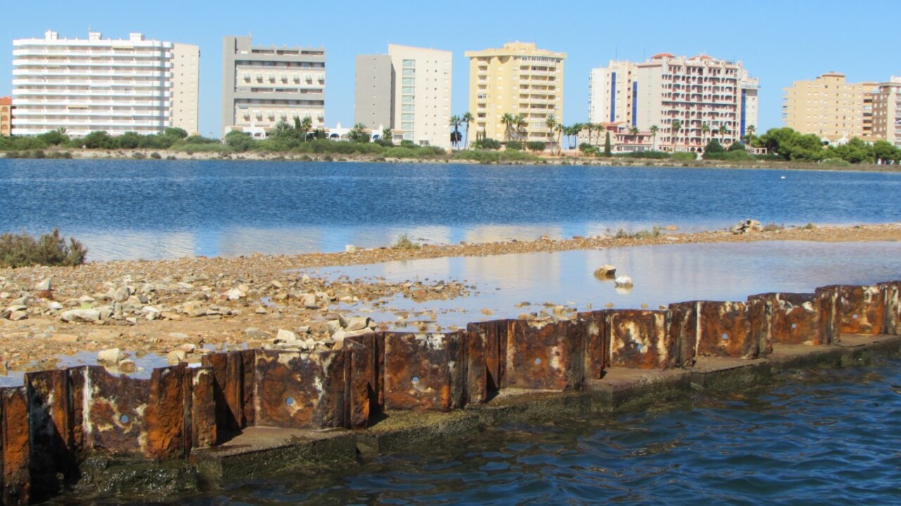 Puerto Mayor encara su desmantelamiento definitivo tras medio siglo de bloqueo en La Manga del Mar Menor