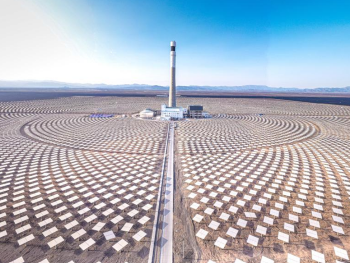 China pone en operación el complejo solar híbrido de Hami, con 1 GW de potencia y ocho horas de generación termosolar