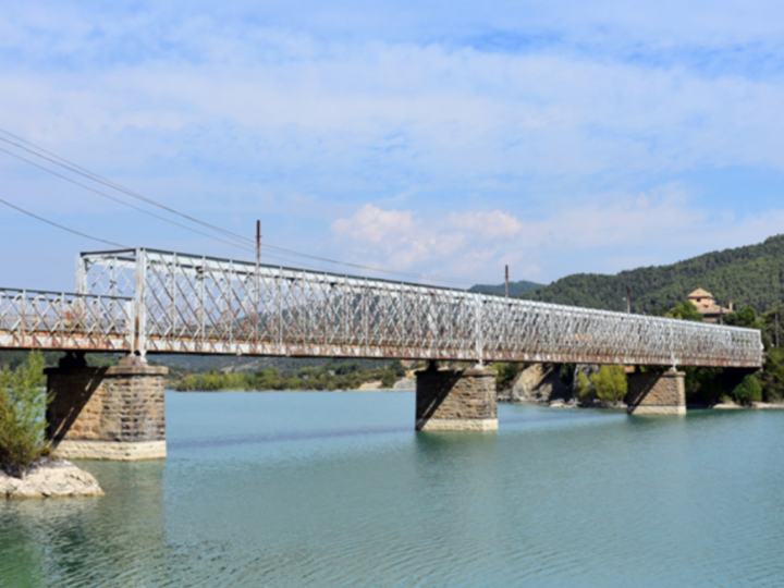 El futuro puente atirantado del embalse de La Peña en Huesca supera las pruebas del túnel de viento