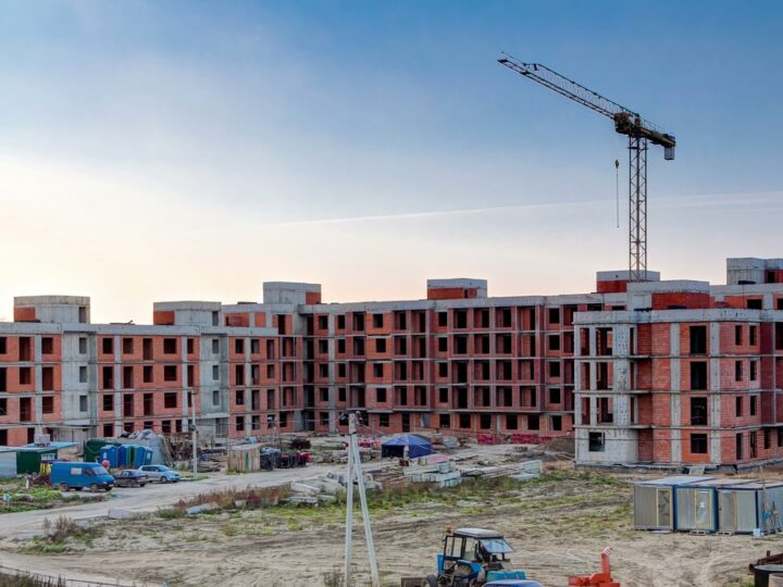 El Gobierno promete vivienda, pero llega a las elecciones sin asegurar la red para los grandes desarrollos de Madrid