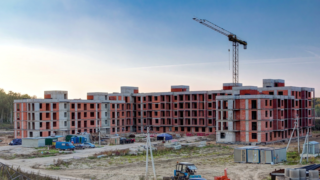 El Gobierno promete vivienda, pero llega a las elecciones sin asegurar la red para los grandes desarrollos de Madrid