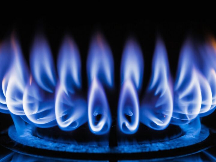 El Gobierno convierte el tope al gas en deuda para los consumidores y extiende el escudo energético a la industria y el transporte
