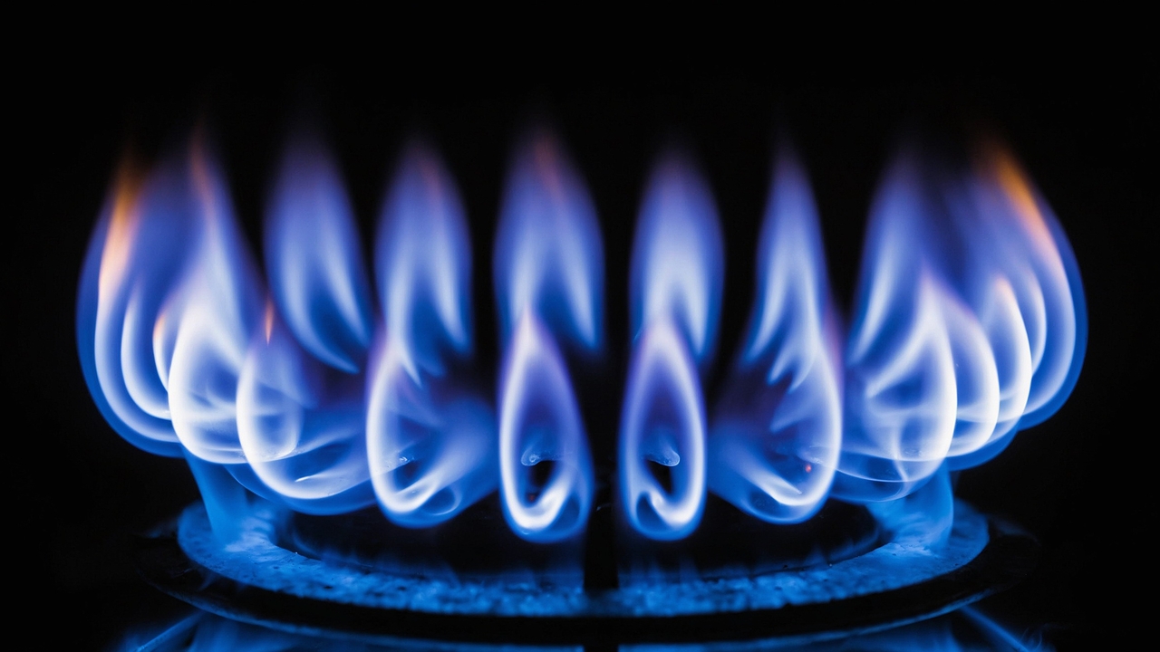 El Gobierno convierte el tope al gas en deuda para los consumidores y extiende el escudo energético a la industria y el transporte